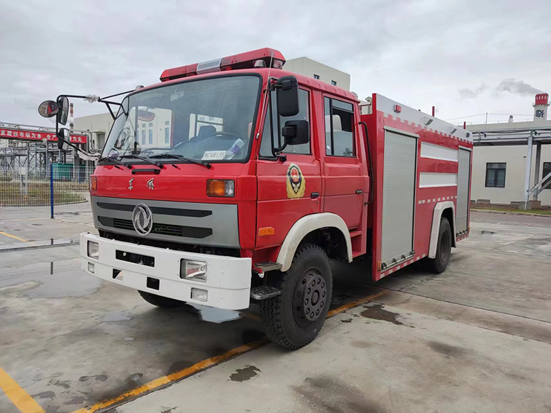 东风153泡沫水罐消防车